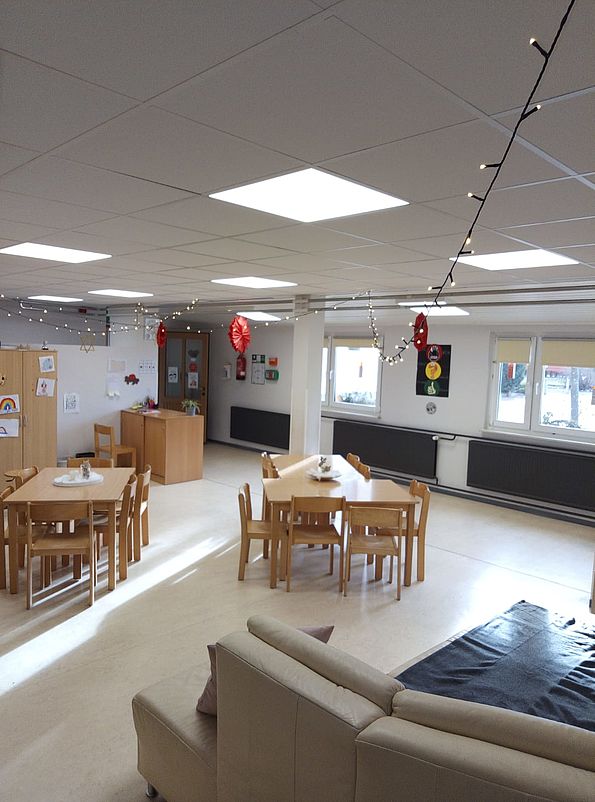 Hort Eingangsbereich mit Anmeldung, Tischen für Gemeinschaftsspiele und Obst-/Gemüsezubereitung von den Horties