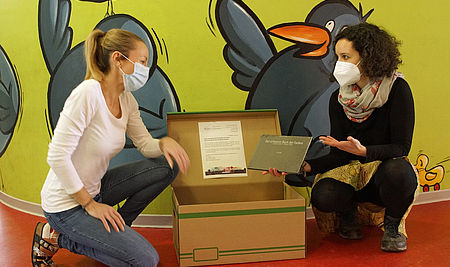 Übergabe einer Bücherkiste