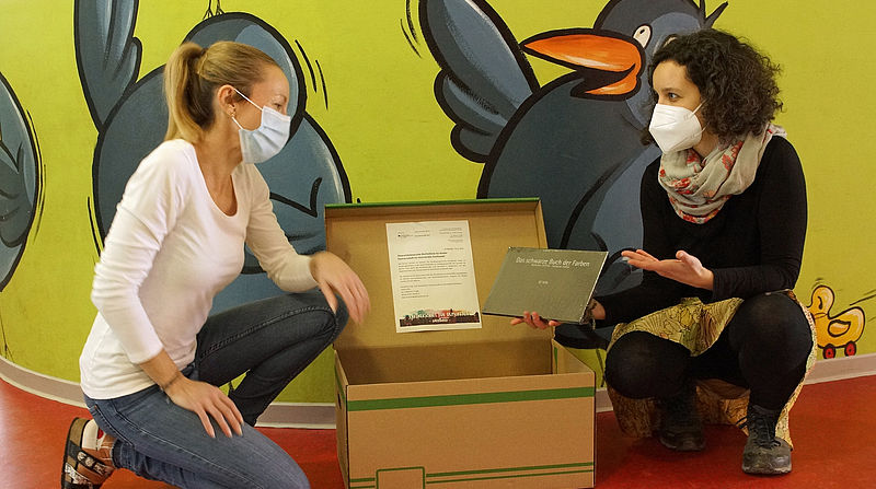 Übergabe einer Bücherkiste