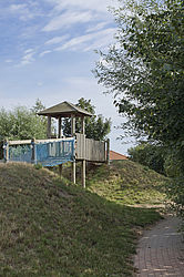 Hügel und Kletterturm