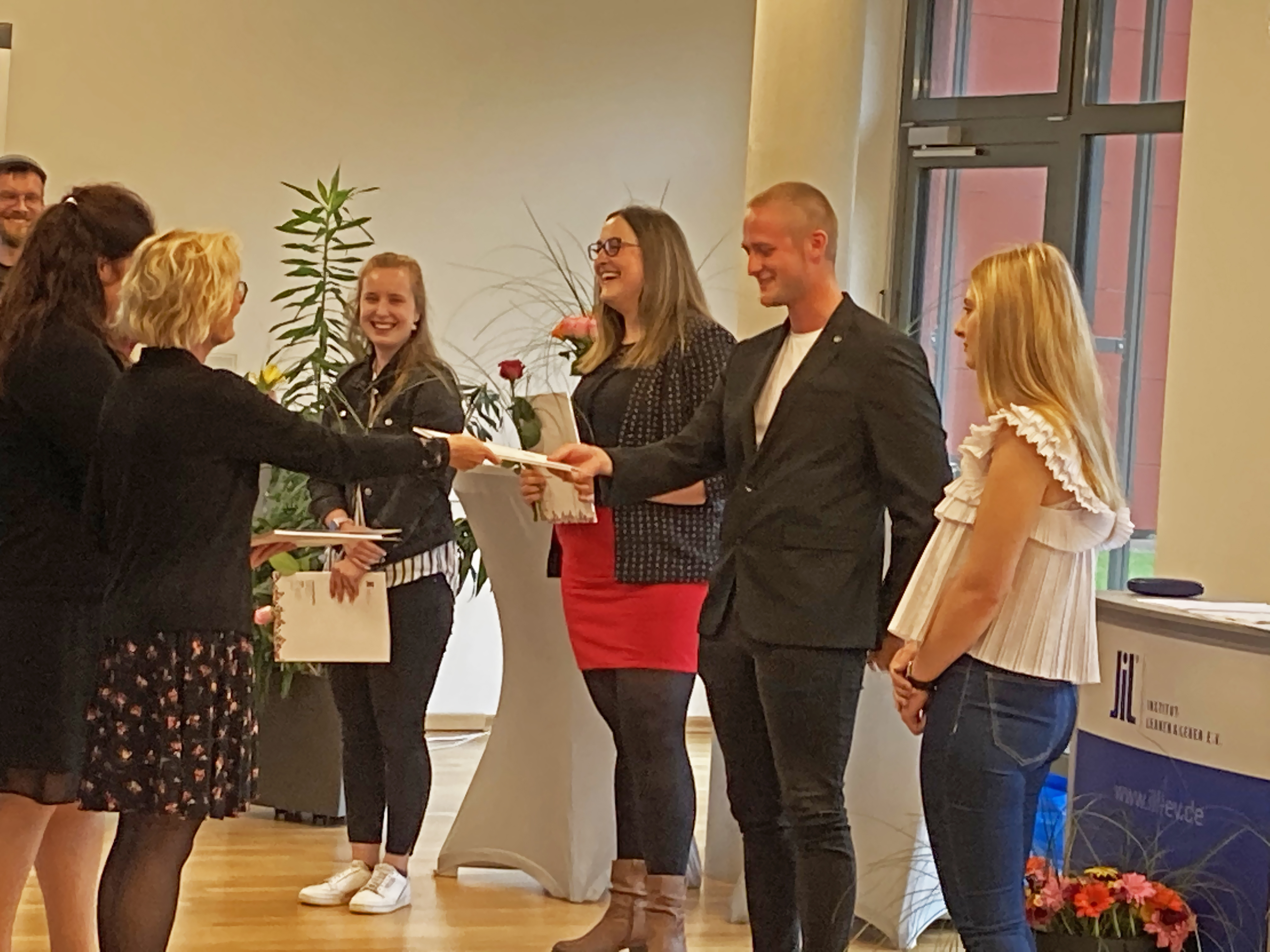 Schulleiterin Ines Lorenz beglückwünscht hier Annalena Salchow, Lisa Strandt, Felix Wagner und Rebecca Worf zum erfolgreichen Abschluss ihrer Ausbildung zum staatlich anerkannten Erzieher