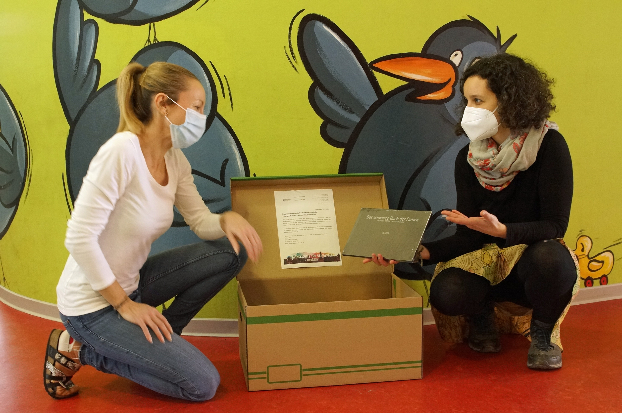 Übergabe einer Bücherkiste